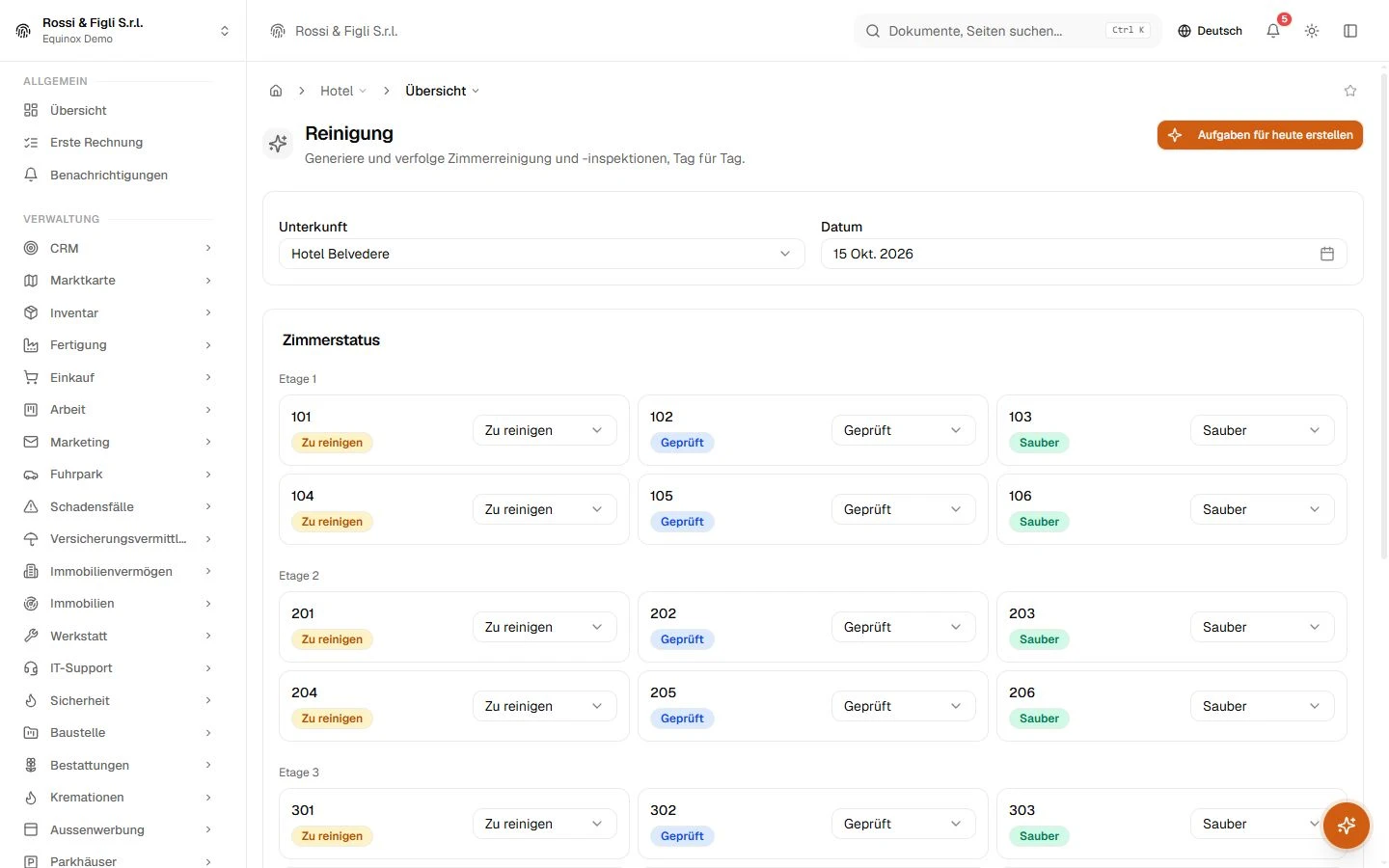 Der Housekeeping-Bildschirm von Equinox: die Zimmer eines Demo-Betriebs gruppiert nach Stockwerk mit ihrem Status-Badge und Auswahlfeld, und die Aufgabenliste darunter.