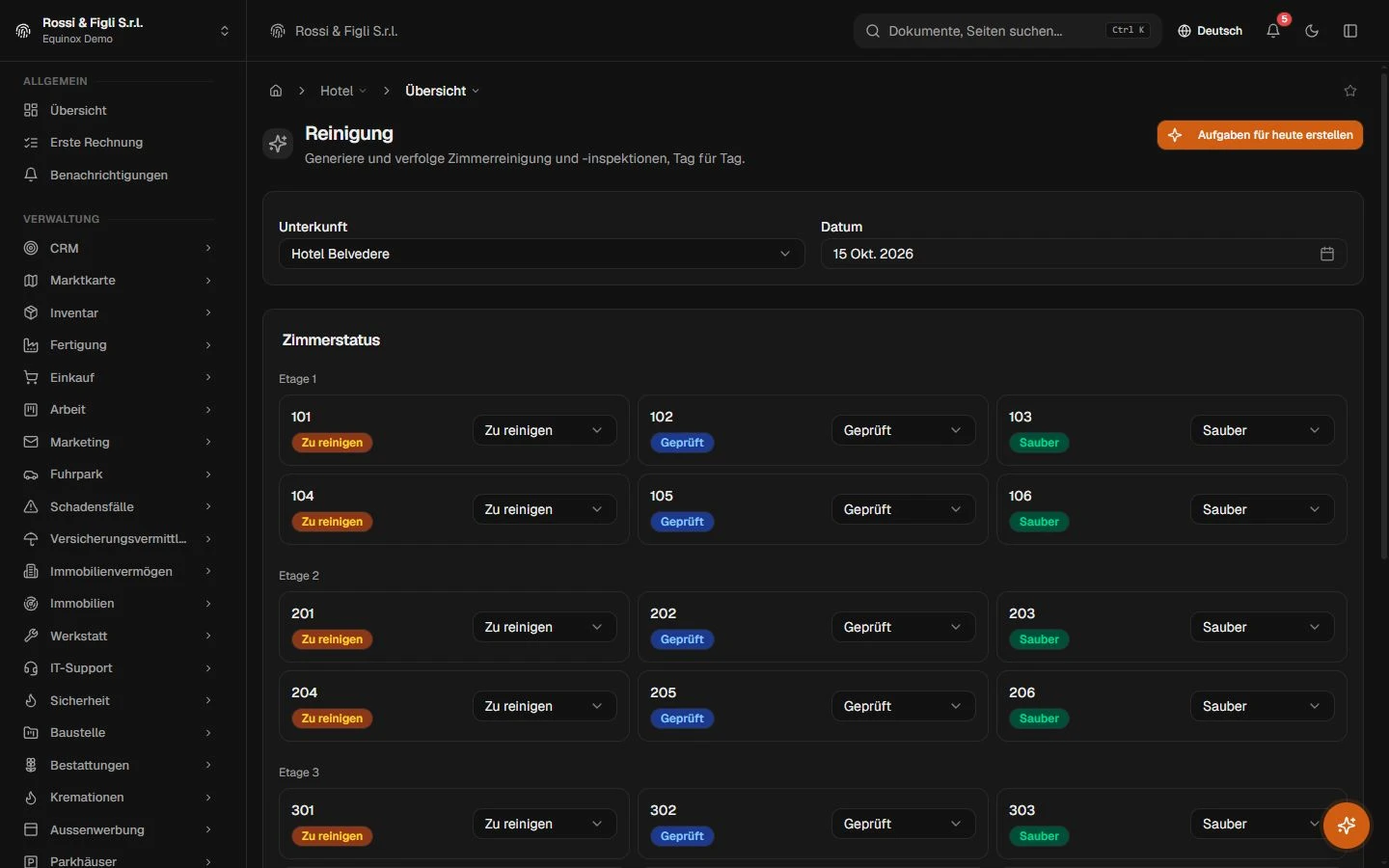 Der Housekeeping-Bildschirm von Equinox: die Zimmer eines Demo-Betriebs gruppiert nach Stockwerk mit ihrem Status-Badge und Auswahlfeld, und die Aufgabenliste darunter.