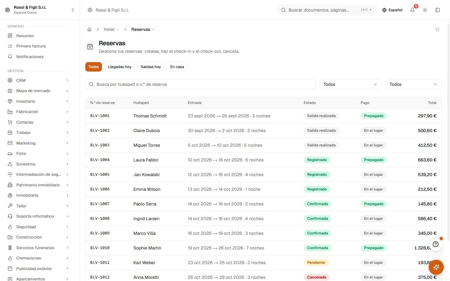 La lista de reservas de hotel de Equinox: reservas de un establecimiento demo con número, huésped, fechas y noches, insignia de estado, estado del pago y total.