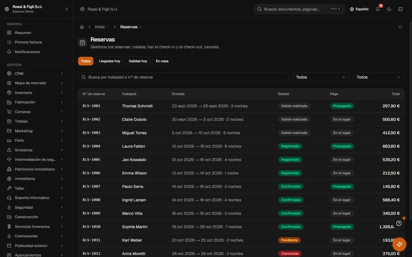 La lista de reservas de hotel de Equinox: reservas de un establecimiento demo con número, huésped, fechas y noches, insignia de estado, estado del pago y total.