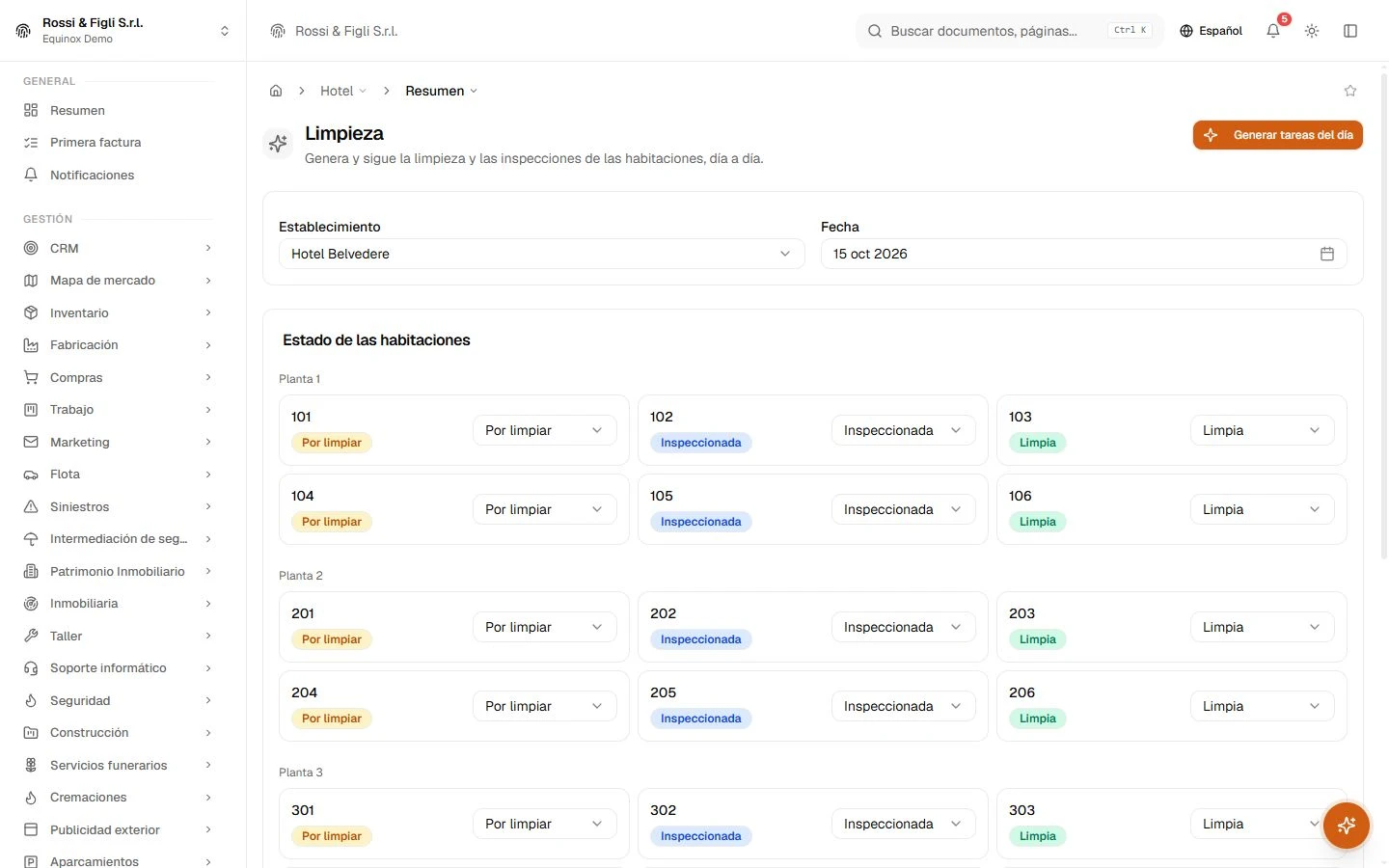 La pantalla de gobernanta de Equinox: las habitaciones de un establecimiento demo agrupadas por planta con su insignia y selector de estado, y la lista de tareas debajo.