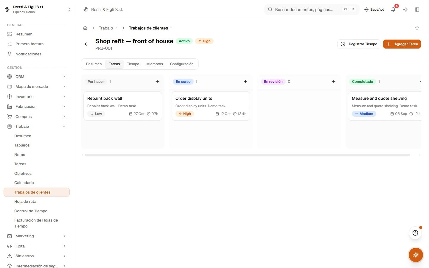 El tablero de tareas de un proyecto demo de acondicionamiento en Equinox: seis tareas en cuatro columnas — por hacer, en curso, en revisión, completado — con prioridades y fechas límite.