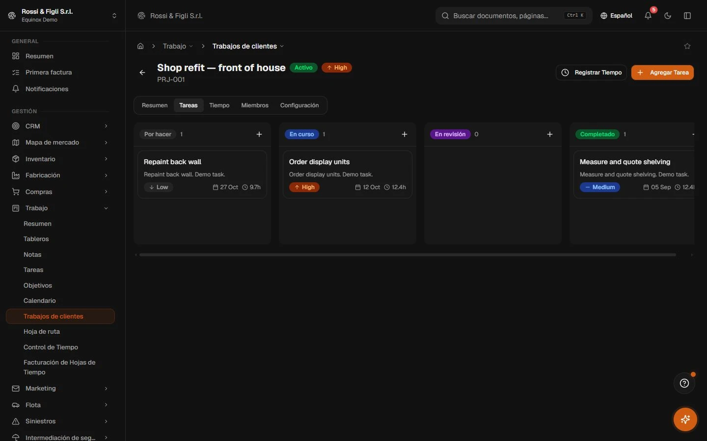 El tablero de tareas de un proyecto demo de acondicionamiento en Equinox: seis tareas en cuatro columnas — por hacer, en curso, en revisión, completado — con prioridades y fechas límite.