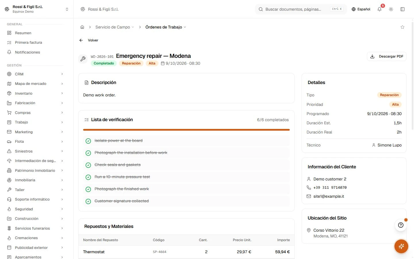 Una orden de trabajo en curso en Equinox: la sustitución de un tablero de mesa en un restaurante demo, con cliente, sitio, equipo y técnico asignados, y el registro de horas.
