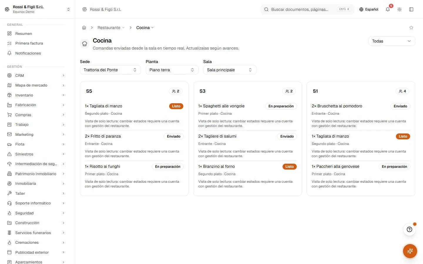 La pantalla de cocina de Equinox: tres comandas enviadas de una trattoria demo como tarjetas, cada línea con cantidad, plato, curso, partida y los botones en preparación, lista y servida.