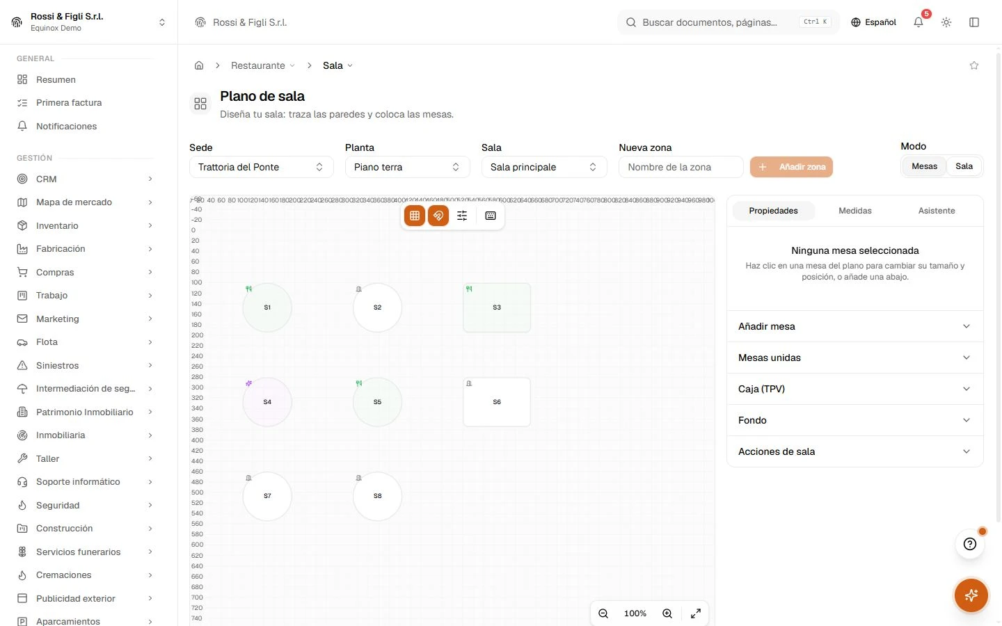 El editor de plano de Equinox: las mesas de una trattoria demo colocadas en la cuadrícula de la sala, con las herramientas para añadirlas, darles forma y rotarlas.