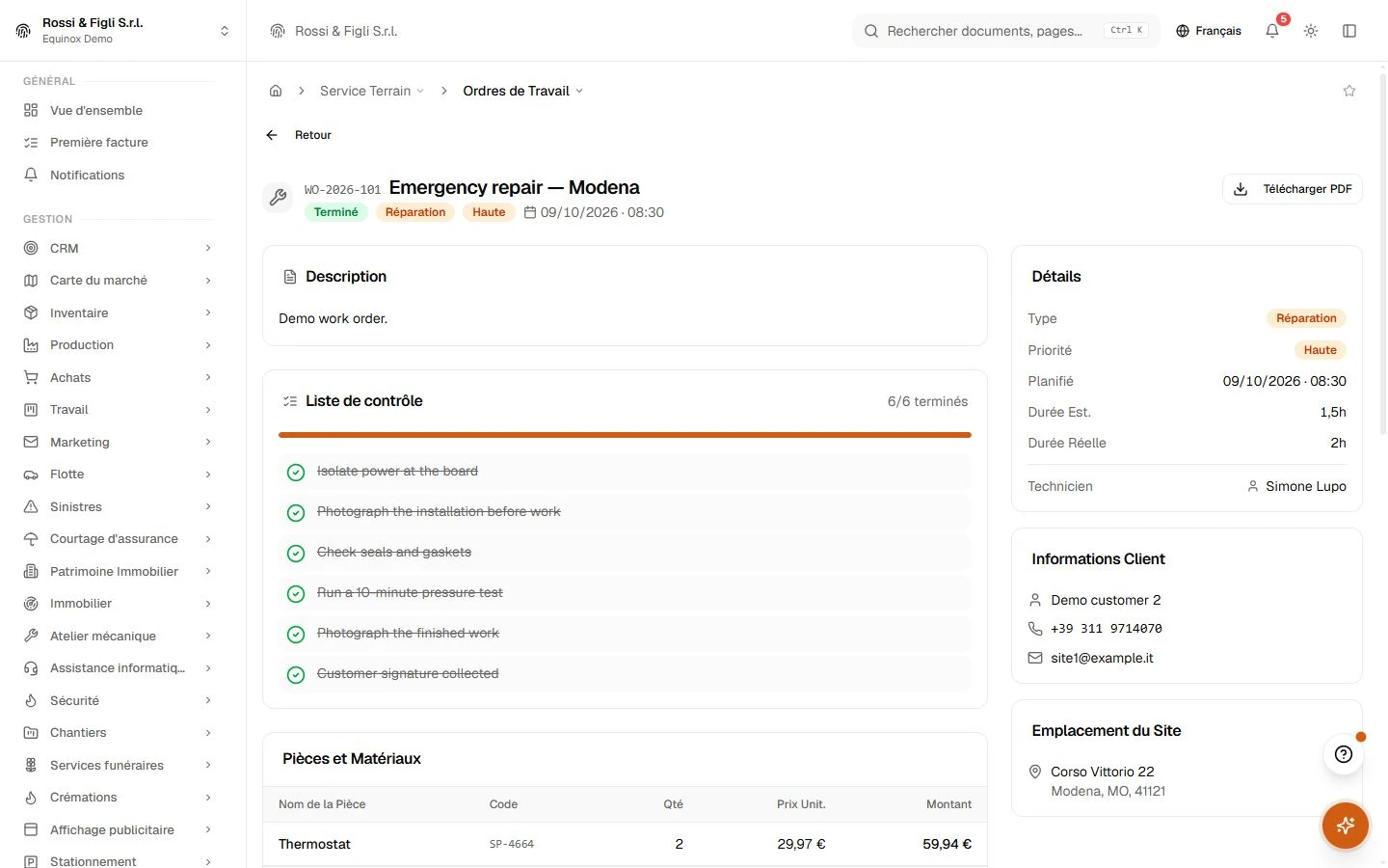 Un bon d’intervention en cours dans Equinox : le remplacement d’un plateau de table dans un restaurant de démonstration, avec client, site, équipe et technicien assignés, et un registre de temps.