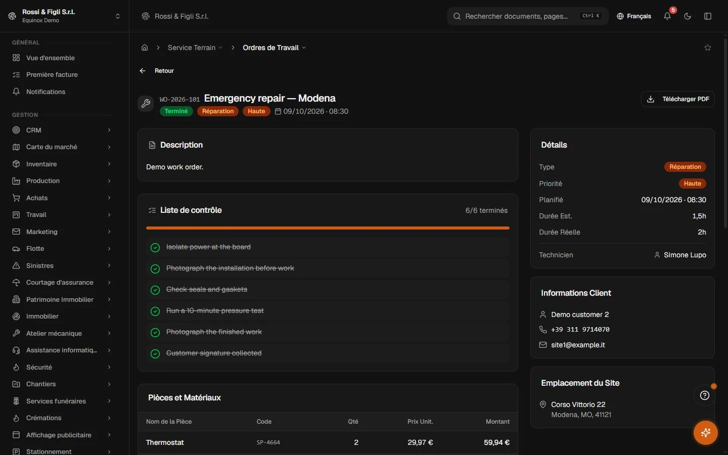Un bon d’intervention en cours dans Equinox : le remplacement d’un plateau de table dans un restaurant de démonstration, avec client, site, équipe et technicien assignés, et un registre de temps.