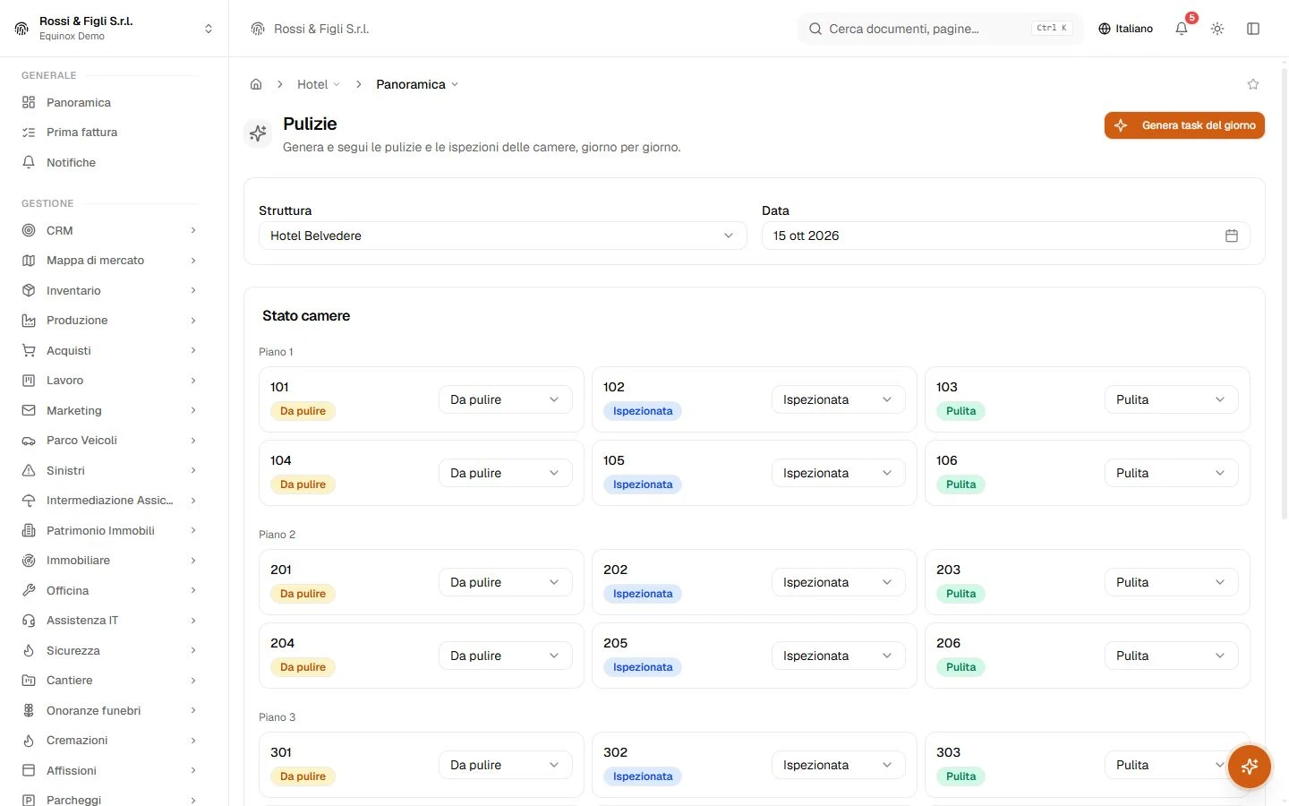La schermata governanti di Equinox: le camere di una struttura demo raggruppate per piano con badge e selettore di stato, e la lista dei task sotto.