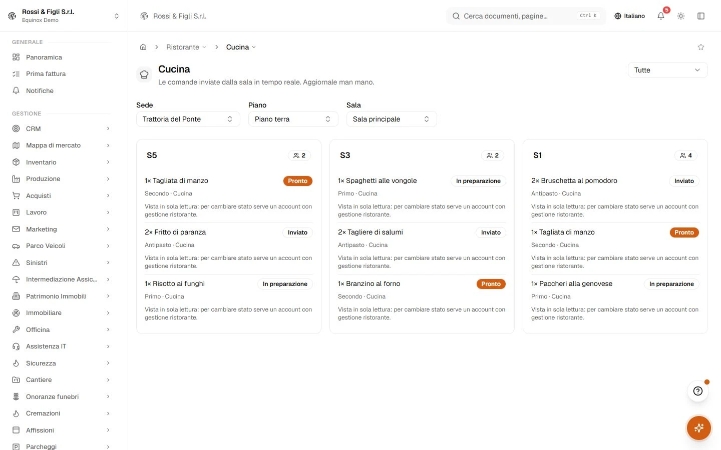 Lo schermo di cucina di Equinox: tre comande inviate di una trattoria demo come schede, ogni riga con quantità, piatto, portata, postazione e i pulsanti in preparazione, pronto e servito.